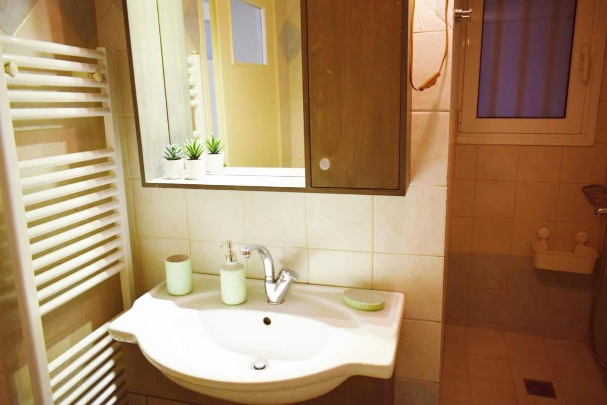 Stylish Apt In The Historic Heart Of The City เอเธนส์ ภายนอก รูปภาพ